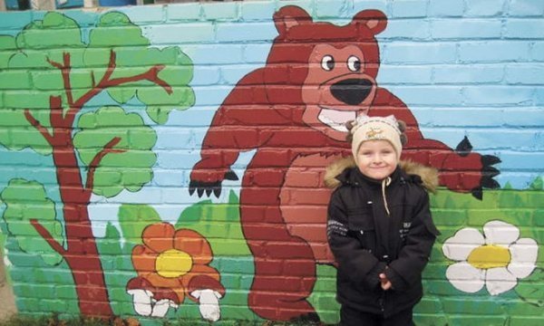 У луцькому під'їзді «поселилися» гноми і ведмідь. ФОТО